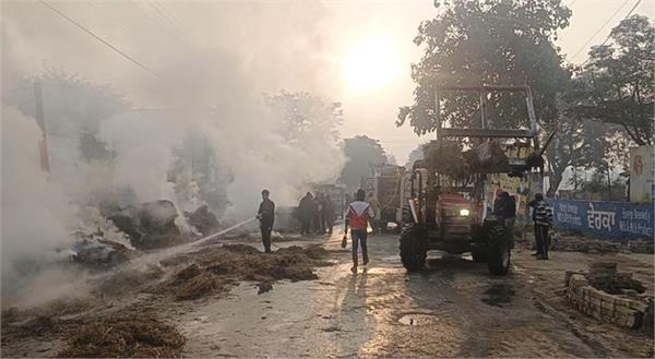 a trolley loaded with straw caught fire in sultanpur lodhi