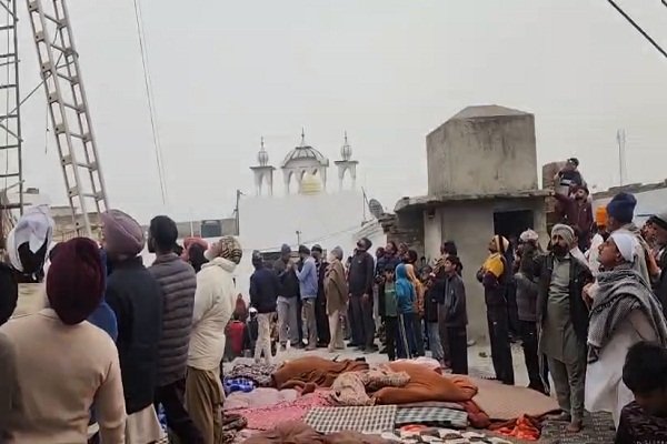 ਪਿੰਡ ਦੇ ਗੁਰੂਘਰ ''ਚ ਵੱਡੀ ਘਟਨਾ, ਮੌਕੇ ''ਤੇ ਇਕੱਠੇ ਹੋਏ ਲੋਕ, ਨਿਸ਼ਾਨ ਸਾਹਿਬ ਦਾ ਚੋਲਾ ਬਦਲਿਆਂ...(ਵੀਡੀਓ)