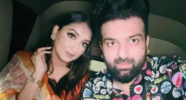 navraj hans shared picture daughter