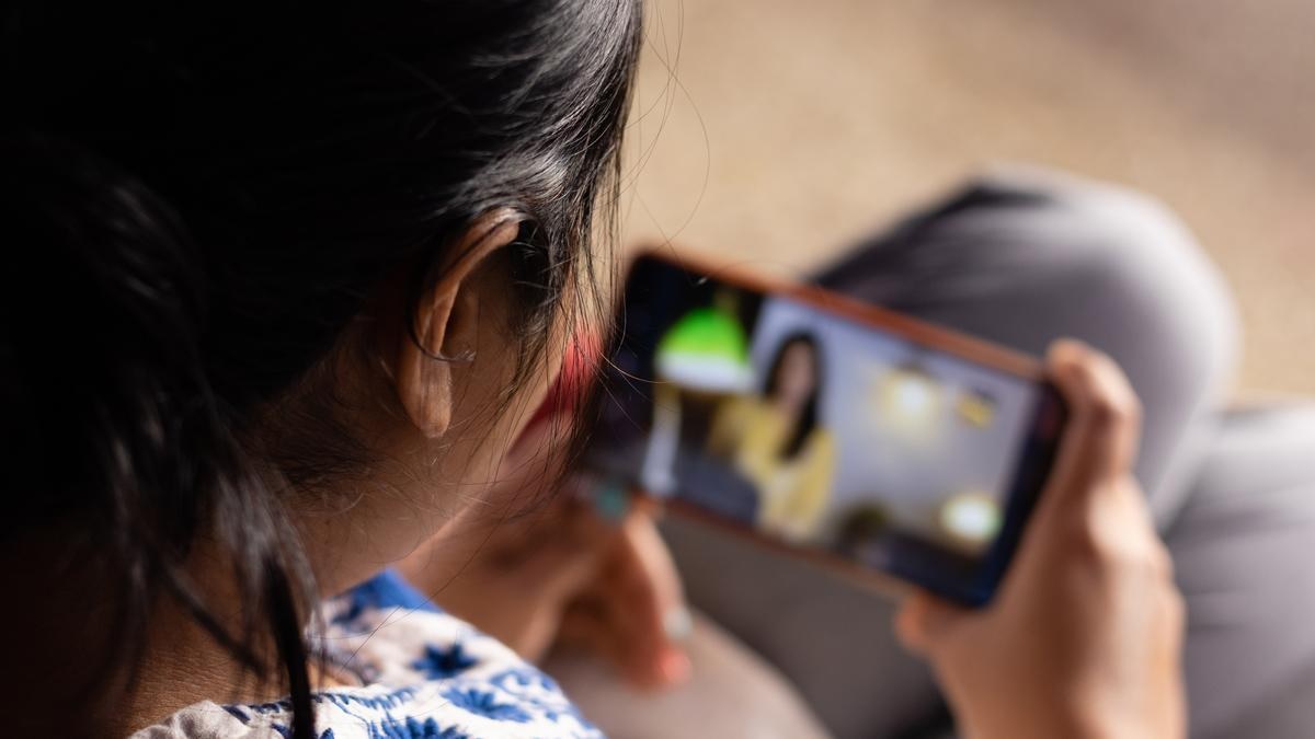 ਅਸ਼ਲੀਲ ਕੰਟੈਂਟ ''ਤੇ ਕਰੋ ਕਾਰਵਾਈ ਨਹੀਂ ਤਾਂ...! ਕੇਂਦਰ ਦੀ ਸੋਸ਼ਲ ਮੀਡੀਆ ਕੰਪਨੀਆਂ ਨੂੰ Warning