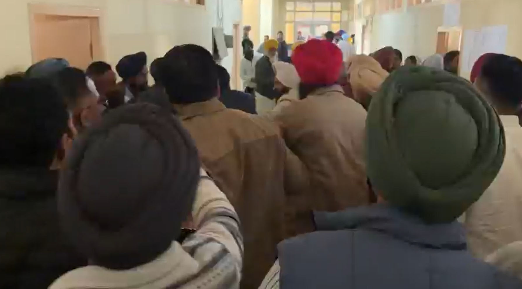 ਡੇਰਾ ਬਾਬਾ ਨਾਨਕ ''ਚ ਨਾਮਜ਼ਦਗੀ ਪੱਤਰ ਦਾਖਲ ਕਰਨ ਦੌਰਾਨ ਹੰਗਾਮਾ