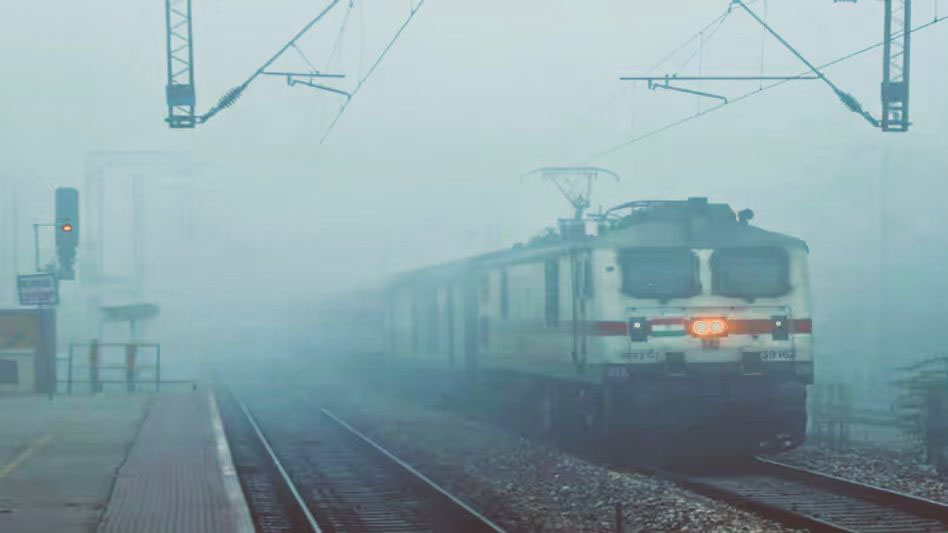 ਰੇਲਗੱਡੀਆਂ ’ਤੇ ਧੁੰਦ ਦਾ ਅਸਰ, ਕਈ ਘੰਟੇ ਦੇਰੀ ਨਾਲ ਪਹੁੰਚੀਆਂ ਟ੍ਰੇਨਾਂ, ਯਾਤਰੀ ਪ੍ਰੇਸ਼ਾਨ