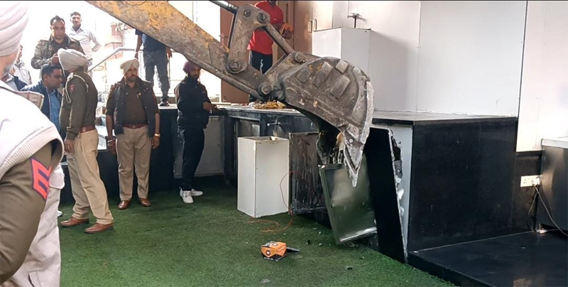 ਕਈ ਮਹੀਨਿਆਂ ਦੀ ਸੁਸਤੀ ਮਗਰੋਂ ਜਲੰਧਰ ਨਿਗਮ ਦਾ ਬਿਲਡਿੰਗ ਵਿਭਾਗ ਐਕਟਿਵ, 3 ਥਾਵਾਂ ’ਤੇ ਚੱਲੀ ਕਾਰਵਾਈ