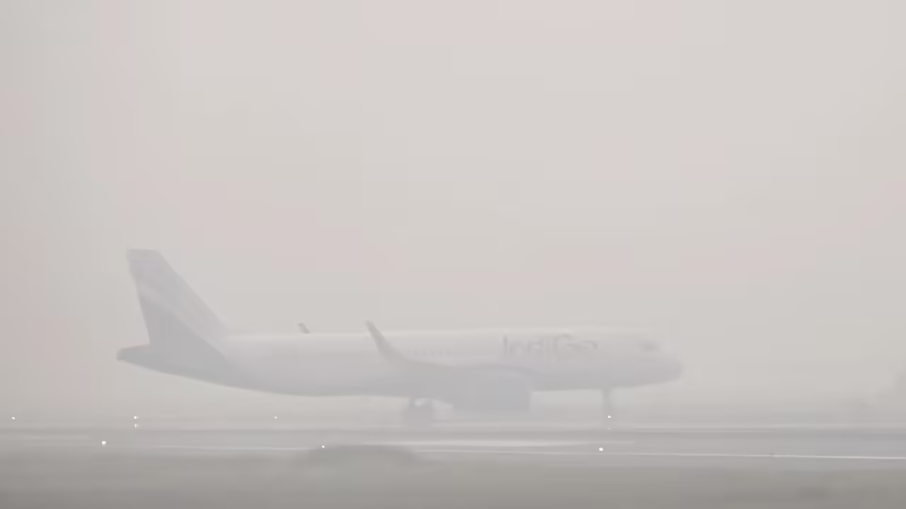 ਸੰਘਣੀ ਧੁੰਦ ਨੇ ਸੜਕਾਂ ਹੀ ਨਹੀਂ, ਜਹਾਜ਼ਾਂ ਦੀ ਰਫ਼ਤਾਰ ਵੀ ਪਾਈ ਮੱਠੀ ! ਦਿੱਲੀ ਏਅਰਪੋਰਟ ਤੋਂ 126 ਫਲਾਈਟਾਂ ਰੱਦ