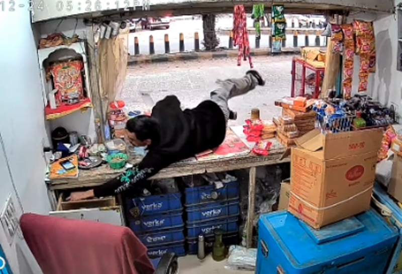 ਜਲੰਧਰ ''ਚ ਦਿਨ-ਦਿਹਾੜੇ ਦੁਕਾਨ ਤੋਂ 50 ਹਜ਼ਾਰ ਦੀ ਨਕਦੀ ਚੋਰੀ, CCTV ਵੇਖ ਉੱਡਣਗੇ ਹੋਸ਼