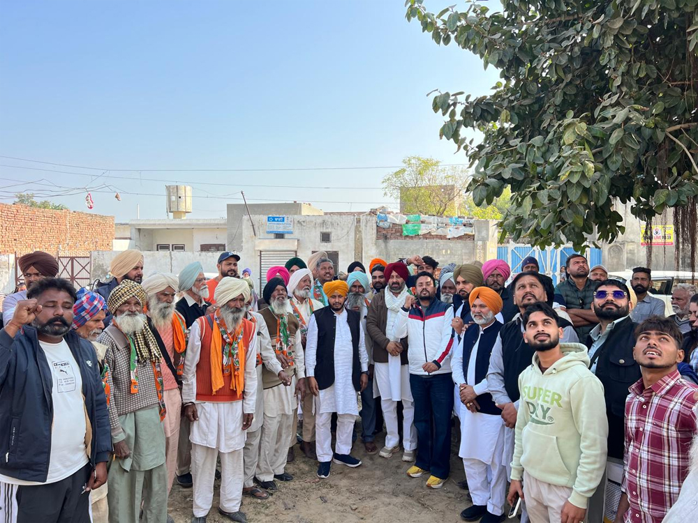 ਪਿੰਡ ਚੁਹਾਣਕੇ ਕਲਾਂ ਦਾ ਸਰਪੰਚ ਸਾਥੀਆਂ ਸਮੇਤ ਕਾਂਗਰਸ ''ਚ ਸ਼ਾਮਲ