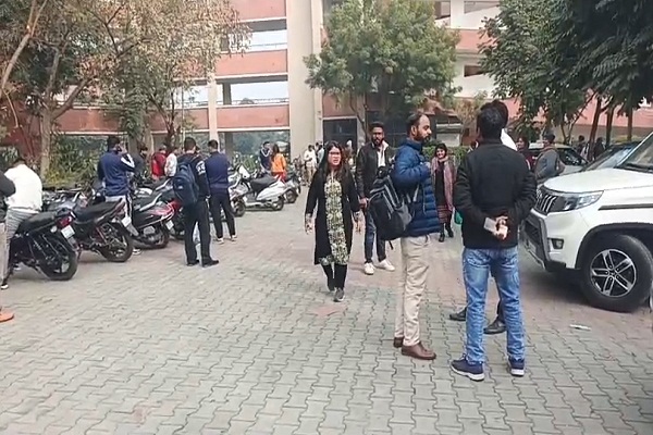 ਚੰਡੀਗੜ੍ਹ ਜ਼ਿਲ੍ਹਾ ਅਦਾਲਤ ''ਚ ਬੰਬ ਦੀ ਸੂਚਨਾ, ਖ਼ਾਲੀ ਕਰਾਇਆ ਗਿਆ ਸਾਰਾ ਕੰਪਲੈਕਸ