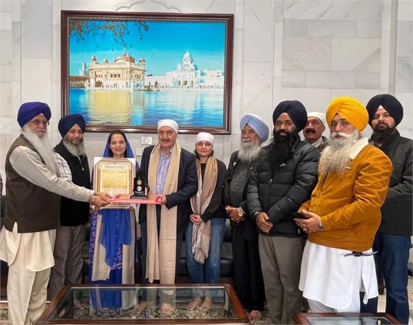 british columbia raj chauhan reaches sachkhand sri harmandir sahib with family
