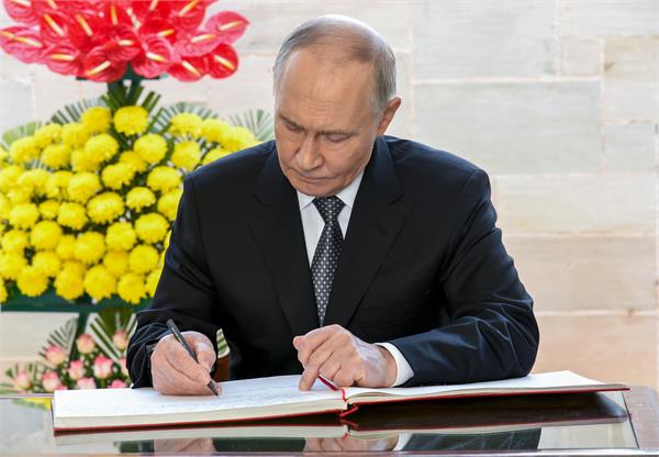 putin wrote a special message in russian at rajghat