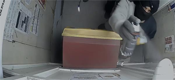 big incident in jalandhar  lakhs of rupees looted from pnb atm