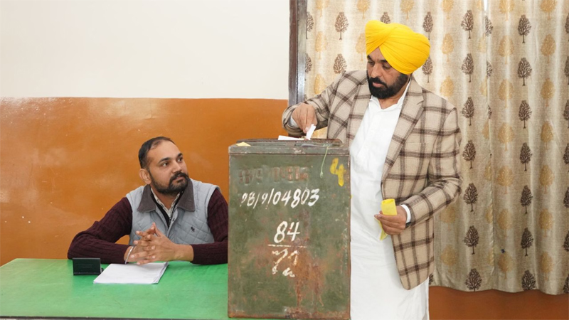 ਮੁੱਖ ਮੰਤਰੀ ਭਗਵੰਤ ਮਾਨ ਨੇ ਪਿੰਡ ਮੰਗਵਾਲ ''ਚ ਪਤਨੀ ਸਣੇ ਪਾਈ ਵੋਟ