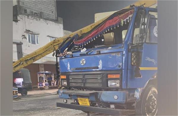 accident on underbridge in jalandhar  truck collides with garder