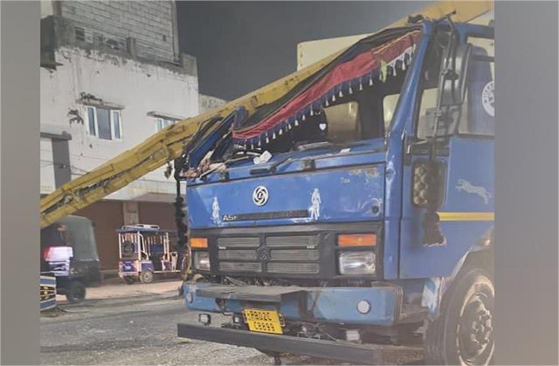 ਜਲੰਧਰ ਵਿਖੇ ਅੰਡਰ ਬ੍ਰਿਜ ''ਤੇ ਹਾਦਸਾ, ਗਾਰਡਰ ਨਾਲ ਟਕਰਾਇਆ ਟਰੱਕ, ਬੁਰੀ ਤਰ੍ਹਾਂ ਨੁਕਸਾਨਿਆ ਗਿਆ