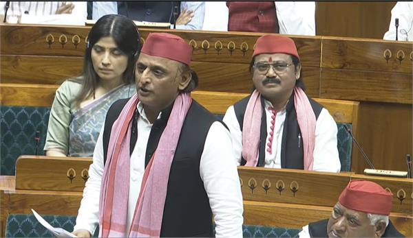 vande mataram should not only be sung  but also performed  akhilesh