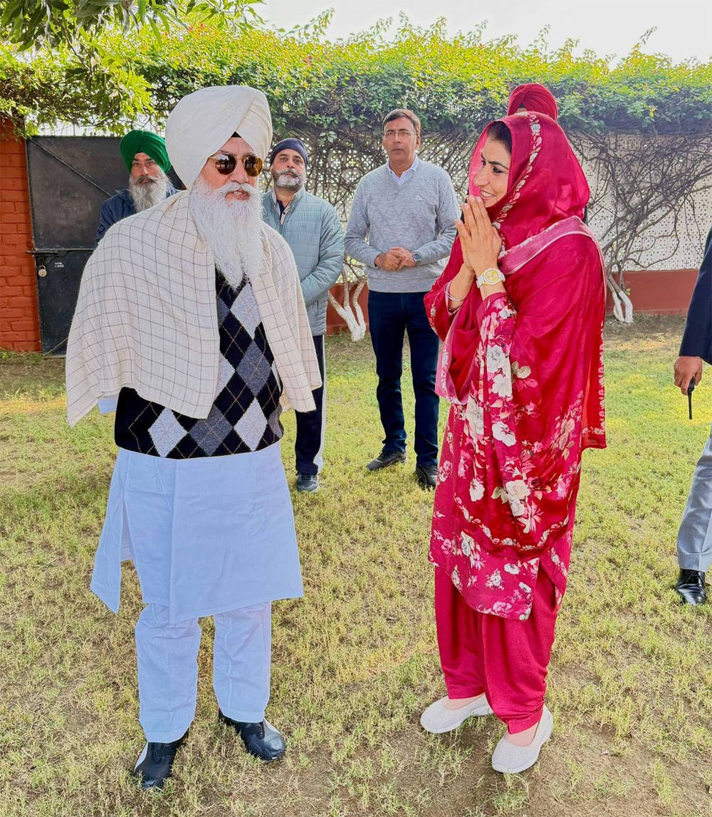 ਡੇਰਾ ਬਿਆਸ ਮੁਖੀ ਨੂੰ ਮਿਲੇ ਗਨੀਵ ਕੌਰ ਮਜੀਠੀਆ