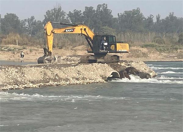 fir filed against land owners for making   expired route   in sutlej river