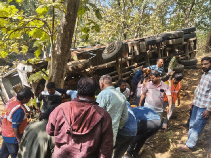 ਡੂੰਘੀ ਖੱਡ ''ਚ ਡਿੱਗਿਆ ਟਰੱਕ, ਮਾਲਕ ਨੇ GPs ਲਗਾ ਲੱਭਿਆ ਡਰਾਈਵਰ