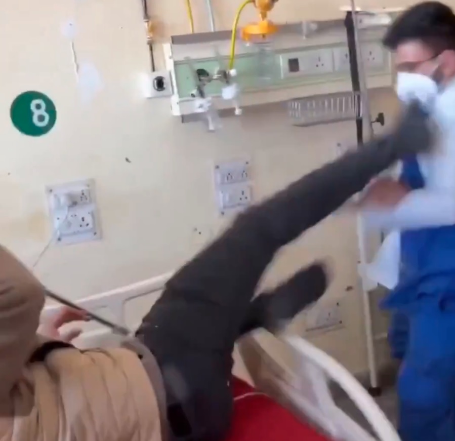 ਮਰੀਜ਼ ਨੇ ਮਾਰੀਆਂ ਡਾਕਟਰ ਦੀ ਛਾਤੀ ''ਚ ਲੱਤਾਂ! ਅੱਗਿਓਂ ਡਾਕਟਰ ਨੇ ਵੀ ਦਿੱਤੀ ਚਪੇੜਾਂ ਦੀ ਡੋਜ਼ (ਵੀਡੀਓ ਵਾਇਰਲ)