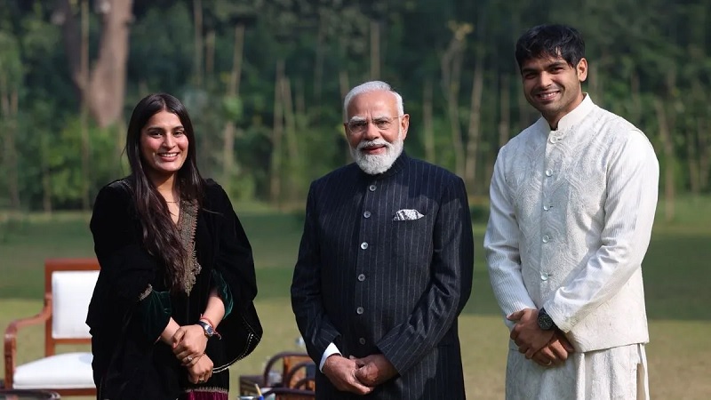 ਗੋਲਡਨ ਬੁਆਏ ਨੀਰਜ ਚੋਪੜਾ ਨੇ ਪਤਨੀ ਸਣੇ PM ਮੋਦੀ ਨਾਲ ਕੀਤੀ ਮੁਲਾਕਾਤ; ਖੇਡਾਂ ਤੇ ਕਈ ਮੁੱਦਿਆਂ 'ਤੇ ਹੋਈ ਚਰਚਾ