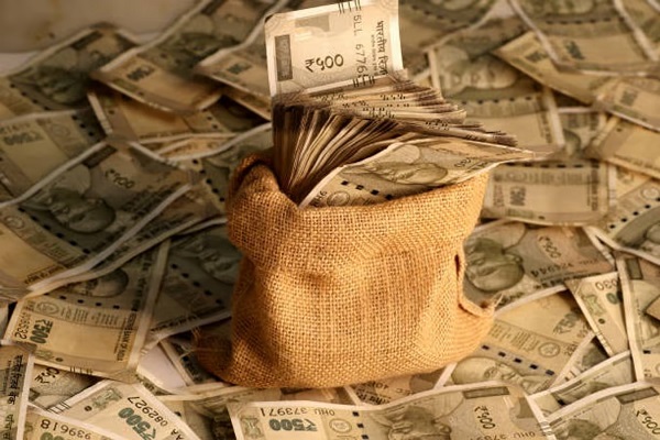 ਗਹਿਣੇ ਤੇ ਨਕਦੀ ਰੱਖਣ ਲਈ ਲੱਭ ਲਓ ਥਾਂ, ਇਨ੍ਹਾਂ ਰਾਸ਼ੀ ਵਾਲਿਆਂ 'ਤੇ ਪੈਣਾ ਨੋਟਾਂ ਦਾ ਮੀਂਹ, ਜਾਣੋ 2026 ਦਾ ਪੂਰਾ ਰਾਸ਼ੀਫ