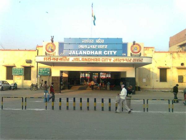 video of girls outside railway station uploaded on social media