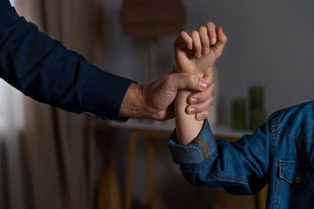 ਸ਼ਰਮਨਾਕ: ਟਿਊਸ਼ਨ ਟੀਚਰ ਨੇ ਧਮਕੀਆਂ ਦੇ ਵਿਦਿਆਰਥਣਾਂ ਨਾਲ ਕੀਤਾ ਜਬਰ-ਜ਼ਨਾਹ, ਦੋ ਸਾਲ ਕੀਤਾ ਬਲੈਕਮੇਲ