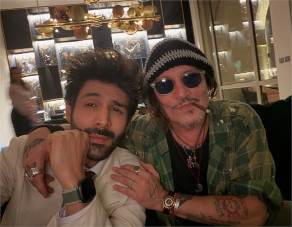 kartik aaryan meets johnny depp in saudi arabia