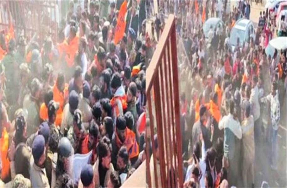 ਹਿਮਾਚਲ ''ਚ ABVP ਦਾ ਵਿਰੋਧ ਪ੍ਰਦਰਸ਼ਨ, ਪੁਲਸ ਨੇ ਕੀਤਾ ਲਾਠੀਚਾਰਜ