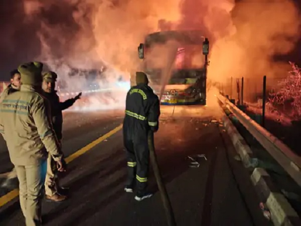 ਸਲੀਪਰ ਬੱਸ ਨੂੰ ਲੱਗ ਗਈ ਅੱਗ, 130 ਯਾਤਰੀ ਸਨ ਸਵਾਰ