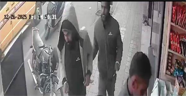 robbers enter shop  steal mobile phone 