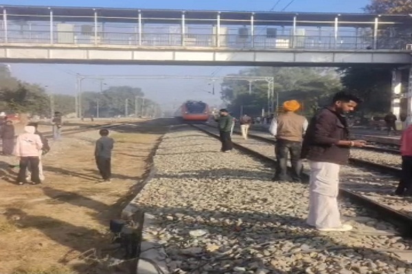 ਪੰਜਾਬ ''ਚ ਰੋਕੀ ਗਈ ''ਵੰਦੇ ਭਾਰਤ'' ਟਰੇਨ, ਲਾਈਨਾਂ ''ਤੇ ਬੈਠੇ ਯਾਤਰੀ, ਪੜ੍ਹੋ ਕੀ ਹੈ ਪੂਰਾ ਮਾਜਰਾ