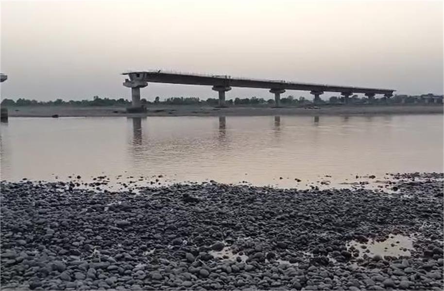 ਜੰਮੂ-ਕਸ਼ਮੀਰ ਚਨਾਬ ਦਰਿਆ ਨੂੰ ਲੈ ਕੇ High Alert ! ਪੁਲਸ ਲਗਾਤਾਰ ਕਰ ਰਹੀ Announcement