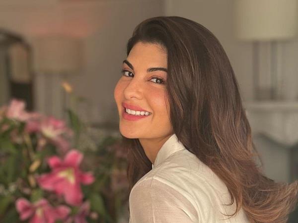 jacqueline fernandez visits her old school