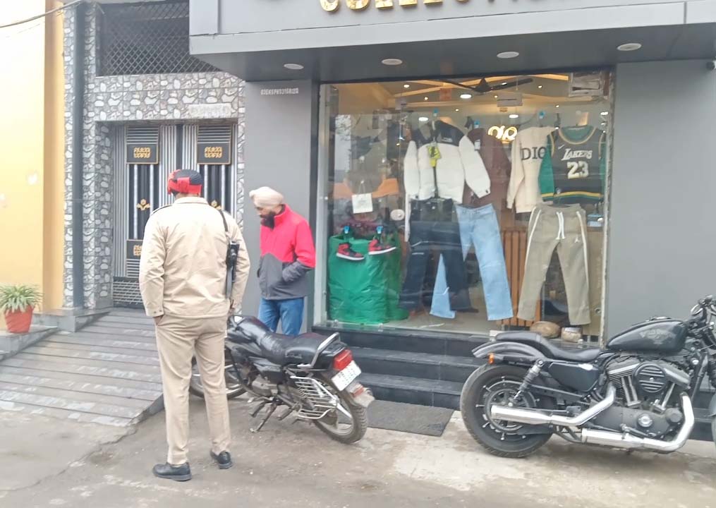 ਨਵਾਂਸ਼ਹਿਰ 'ਚ ਦਿਨ-ਦਿਹਾੜੇ ਦੁਕਾਨ 'ਤੇ ਚੱਲੀਆਂ ਗੋਲ਼ੀਆਂ! ਸਹਿਮੇ ਲੋਕ