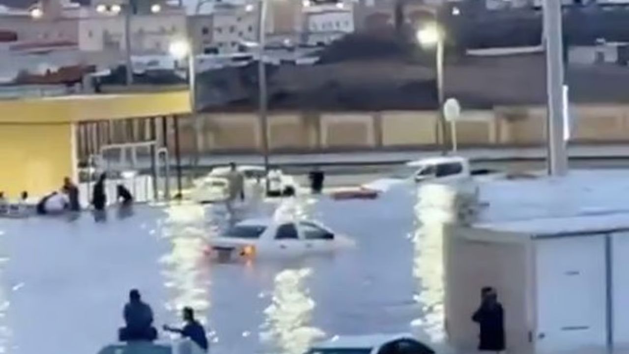 ਮੱਕਾ-ਜੇਦਾਹ ''ਚ ਭਾਰੀ ਮੀਂਹ ਕਾਰਨ ''ਤਬਾਹੀ''! ਸੜਕਾਂ ਬਣੀਆਂ ਝੀਲਾਂ, ਰੈੱਡ ਅਲਰਟ ਜਾਰੀ