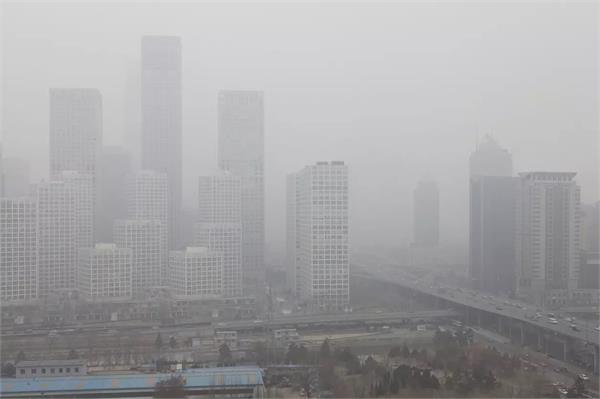 smog blankets china  s capital  air quality index reaches 215