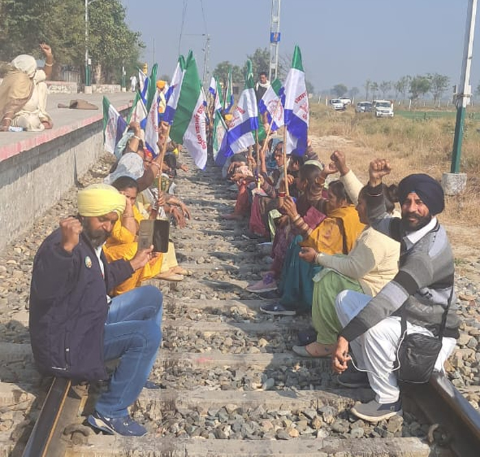 ਕਿਸਾਨਾਂ ਨੇ ਪਿੰਡ ਕੋਹਰ ਸਿੰਘ ਵਾਲਾ ਰੇਲਵੇ ਟਰੈਕ ਕੀਤਾ ਜਾਮ