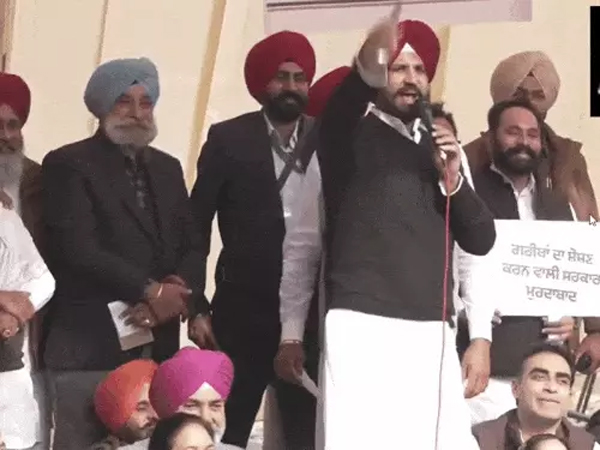 ਮਨਰੇਗਾ ਦਾ ਨਾਂ ਬਦਲਣ ''ਤੇ ਕਾਂਗਰਸ ਦਾ ਪ੍ਰਦਰਸ਼ਨ, ਰਾਜਾ ਵੜਿੰਗ ਬੋਲੇ-ਕੇਂਦਰ ਕਰ ਰਹੀ ਗ਼ਰੀਬਾਂ ਨਾਲ ਧੱਕਾ