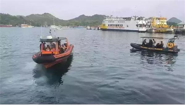 tourist boat sinks near komodo island