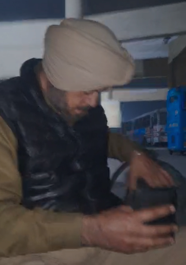 ਜਲੰਧਰ ਦੇ ਬੱਸ ਸਟੈਂਡ ''ਤੇ ਨਸ਼ੇ ''ਚ ਟੱਲੀ ਮਿਲਿਆ ASI ! ਬੋਲਿਆ, ''''ਅੱਧ ਪੈੱਗ''''... ਵੀਡੀਓ ਵਾਇਰਲ