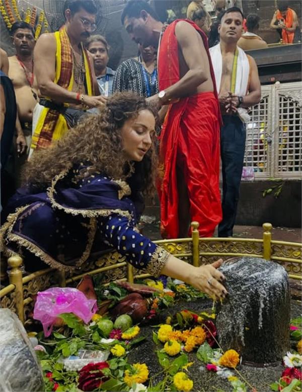 kangana ranaut offers prayers at the grishneshwar jyotirlinga