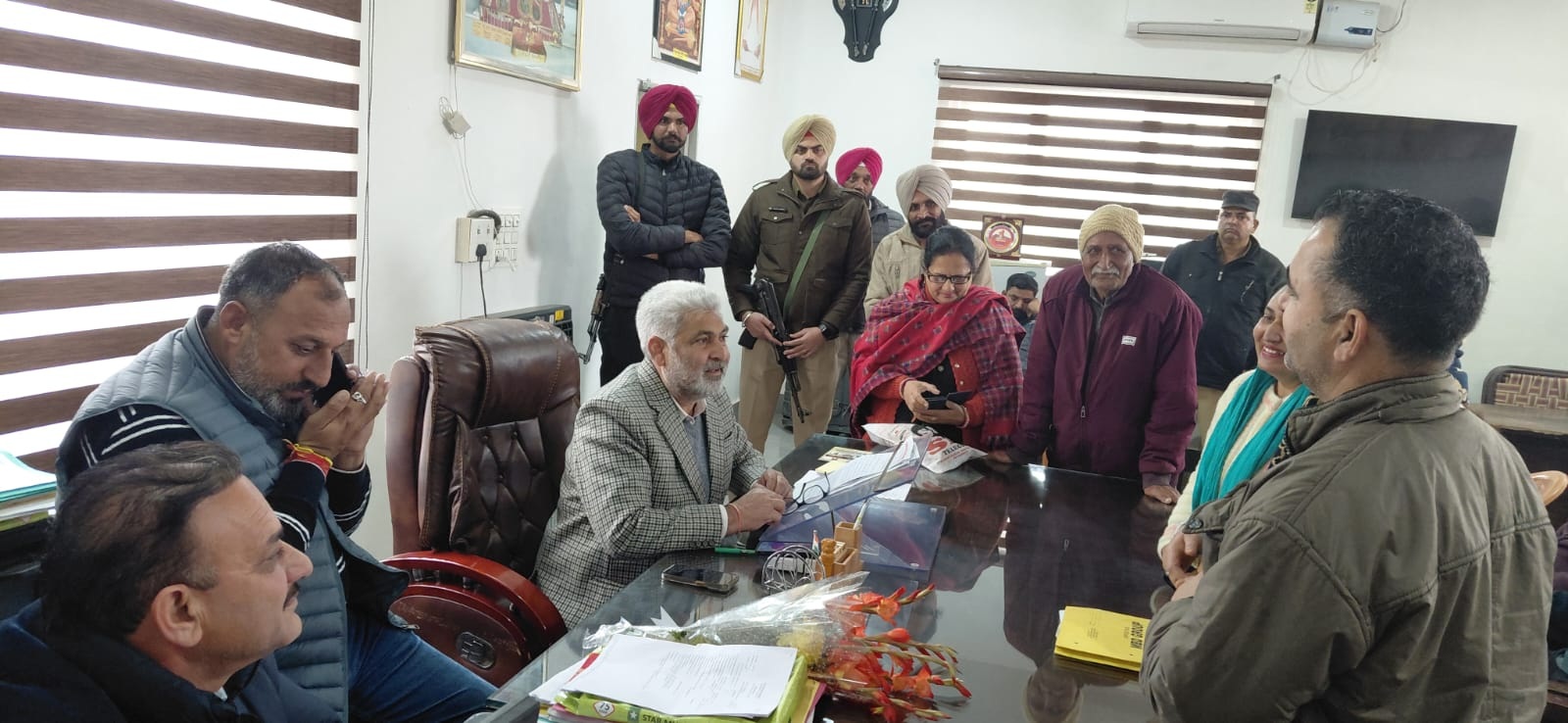 ਕੈਬਨਿਟ ਮੰਤਰੀ ਲਾਲ ਚੰਦ ਕਟਾਰੂਚੱਕ ਨੇ ਖੁੱਲ੍ਹਾ ਦਰਬਾਰ ਲਗਾ ਕੇ ਸੁਣੀਆਂ ਲੋਕਾਂ ਦੀਆਂ ਸ਼ਿਕਾਇਤਾਂ