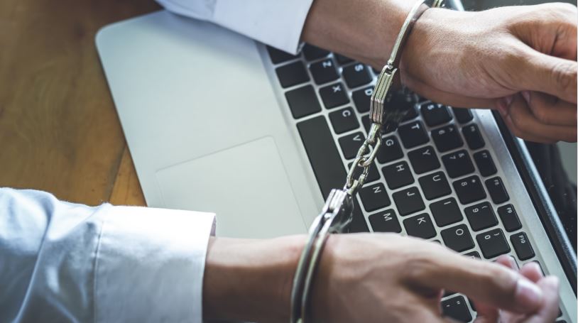 ''ਚੀਫ ਜਸਟਿਸ'' ਬਣ ਕੇ ਠੱਗਾਂ ਨੇ ਬਜ਼ੁਰਗ ਔਰਤ ਤੋਂ ਠੱਗੇ 3.71 ਕਰੋੜ; ਗੁਜਰਾਤ ਤੋਂ ਇੱਕ ਕਾਬੂ