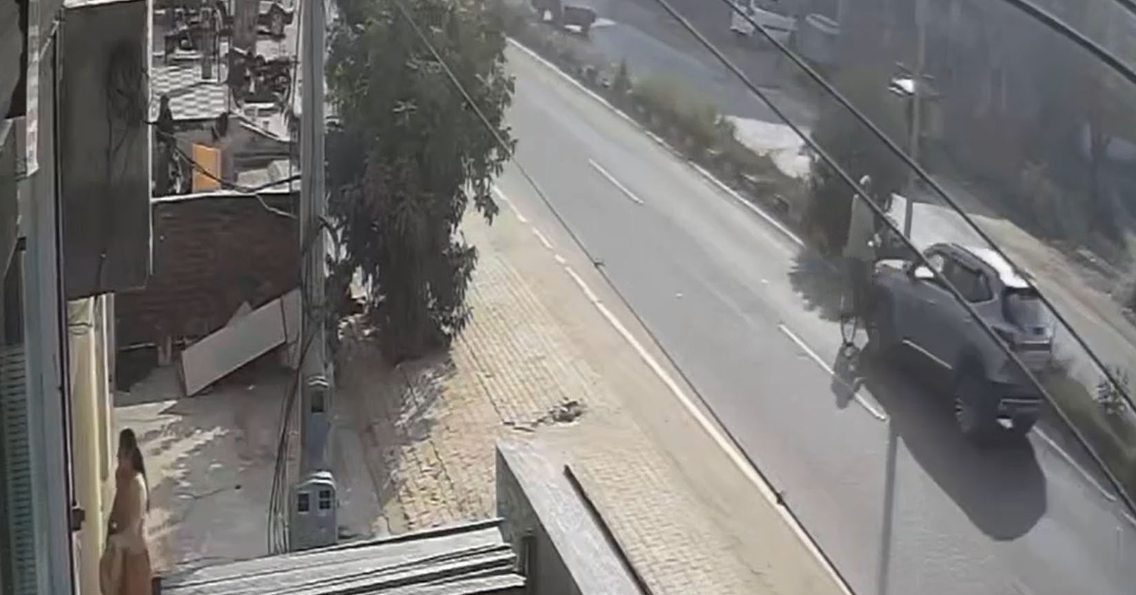 ਕਹਿਰ ਓ ਰੱਬਾ: ਇਕ ਸਕਿੰਟ ''ਚ ਤੇਜ਼ ਰਫ਼ਤਾਰ ਕਾਰ ਨੇ ਸਾਈਕਲ ਸਵਾਰ ਦੀ ਲੈ ਲਈ ਜਾਨ, ਘਟਨਾ cctv ''ਚ ਕੈਦ