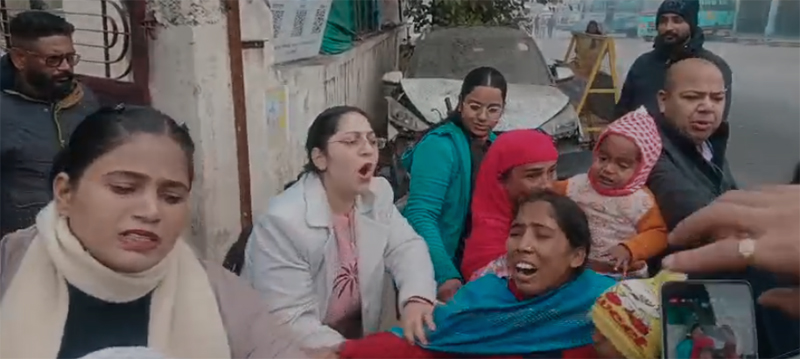 ਜਲੰਧਰ ਦੇ ਬੱਸ ਸਟੈਂਡ 'ਤੇ ਹੰਗਾਮਾ! ਠੰਡ 'ਚ ਜਵਾਕਾਂ ਤੋਂ ਮੰਗਵਾਉਂਦੇ ਸੀ ਭੀਖ, ਮੌਕੇ 'ਤੇ ਪਹੁੰਚੇ ਅਫ਼ਸਰ ਤੇ ਫਿਰ...