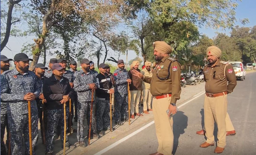 ਸੰਗਰੂਰ ਪੁਲਸ ਨੇ ਕੱਢਿਆ ਫ਼ਲੈਗ ਮਾਰਚ, ਸ਼ਰਾਰਤੀ ਅਨਸਰਾਂ ਨੂੰ ਦਿੱਤੀ ਸਖ਼ਤ ਚੇਤਾਵਨੀ