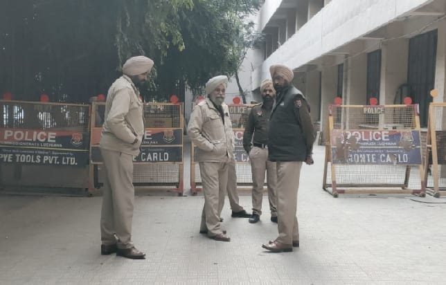 ਲੁਧਿਆਣਾ ਅਦਾਲਤ ਦੇ ਬਾਹਰ ਭਿੜੀਆਂ ਦੋ ਧਿਰਾਂ, ਜ਼ਖ਼ਮੀਆਂ ਨੂੰ ਲਿਜਾਣਾ ਪਿਆ ਹਸਪਤਾਲ