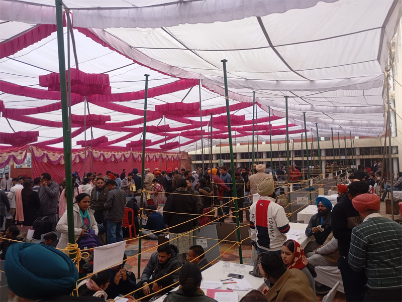 ਟਾਂਡਾ ''ਚ ਜ਼ਿਲ੍ਹਾ ਪ੍ਰੀਸ਼ਦ ਤੇ ਬਲਾਕ ਸੰਮਤੀ ਚੋਣਾਂ ਲਈ ਪੋਲਿੰਗ ਪਾਰਟੀਆਂ ਹੋਈਆਂ ਰਵਾਨਾ