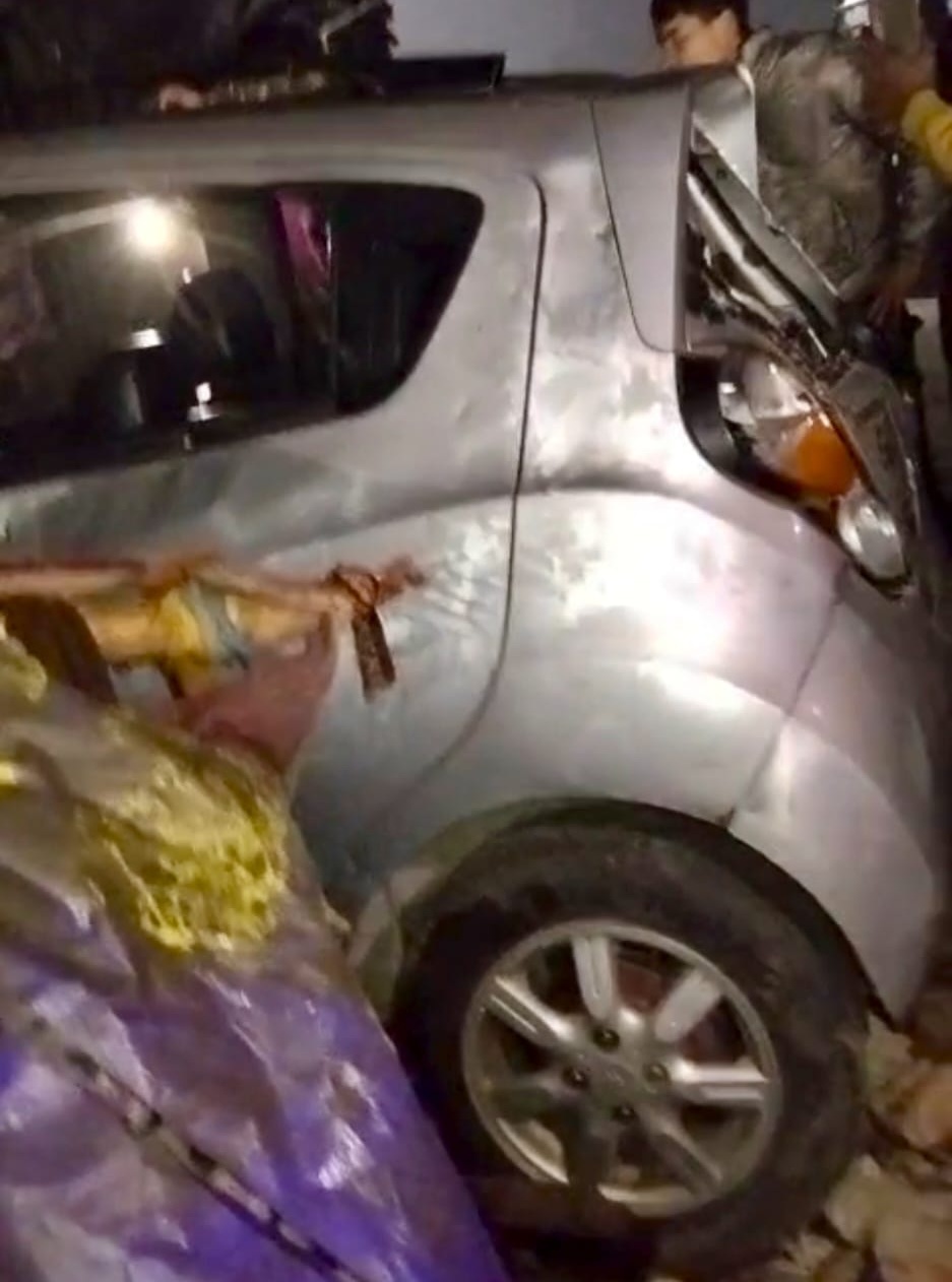 ਬੇਕਾਬੂ ਹੋਈ ਤੇਜ਼ ਰਫ਼ਤਾਰ ਕਾਰ! ਝੁੱਗੀਆਂ ''ਚ ਸੁੱਤੇ ਲੋਕਾਂ ਨੂੰ ਦਰੜਿਆ