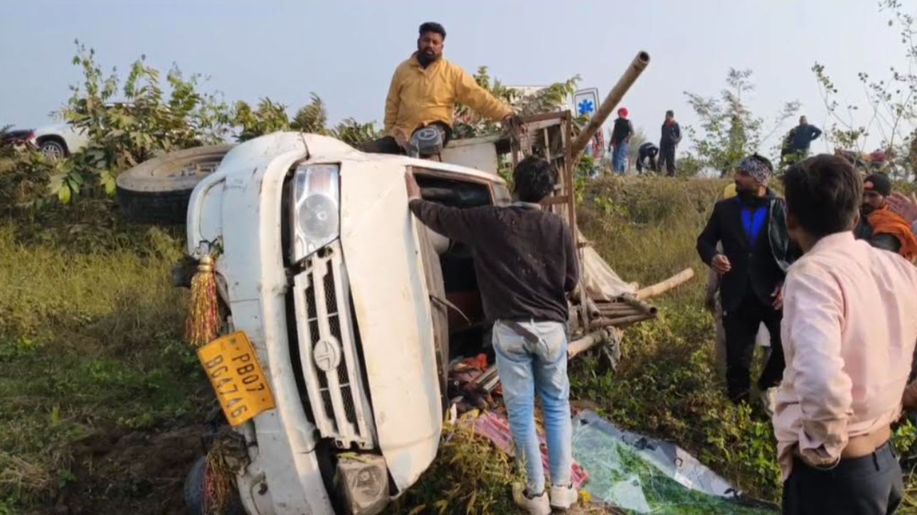 ਸਿੰਘੋਵਾਲ ਬਾਈਪਾਸ ''ਤੇ ਹੋਇਆ ਭਿਆਨਕ ਸੜਕ ਹਾਦਸਾ, ਵਾਲ-ਵਾਲ ਬਚੇ ਗੱਡੀ ਸਵਾਰ ਲੋਕ